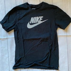 Nike tshirt. Men’s Med. Excellent condition. Smoke & Pet free home. Black.